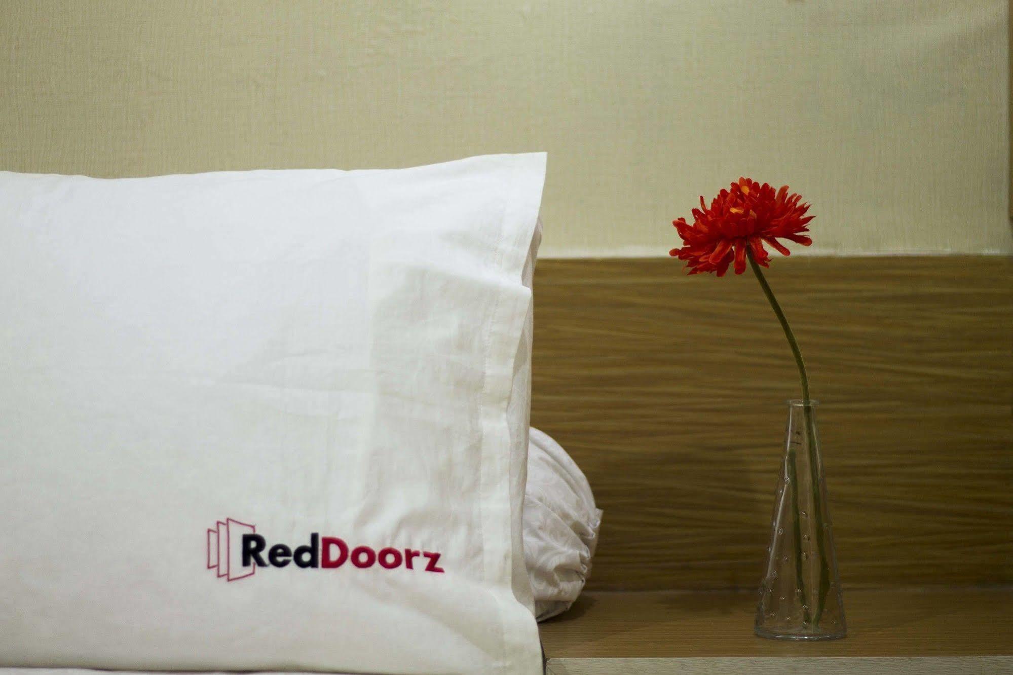 Reddoorz @ Pulomas Hotel Jakarta Kültér fotó